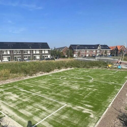 Kunstgras speelvloeren 102 Zandgevuld kunstragsveld in s-Gravenzande pool 24mm met ingelegde belijningen. Aansluitend plaatsen we de pannakooi. 7.5 x 15m uit onze populaire Premiumserie.